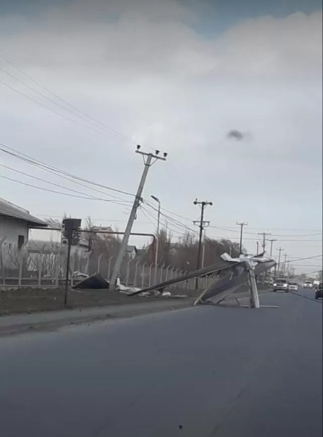 Fuerte temporal en Santa Cruz Techos y postes caídos en varias