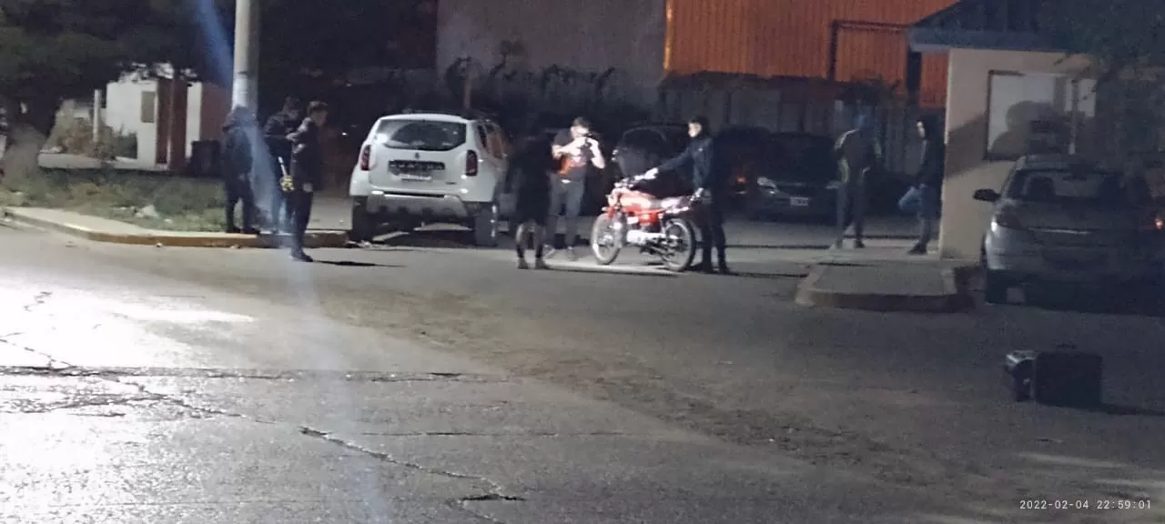 Un Auto Choc A Un Motociclista Que Sali Dando Tumbos Y Golpe A Un