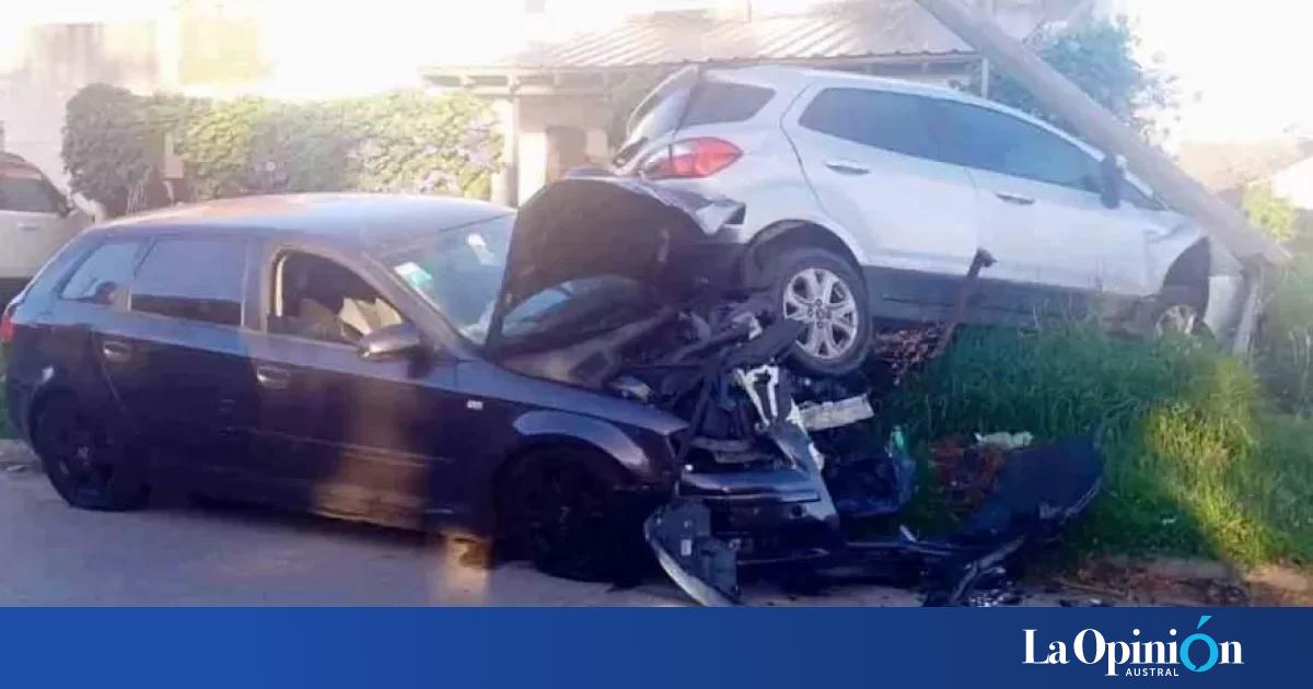 Chocó su Audi contra una camioneta estacionada y derribó un poste de