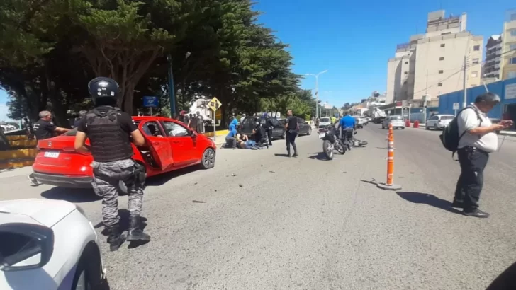 Fuerte choque entre una moto y un auto dejó a un conductor con fractura