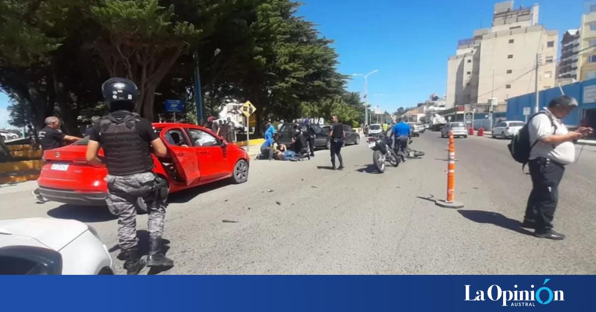 Fuerte choque entre una moto y un auto dejó a un conductor con fractura