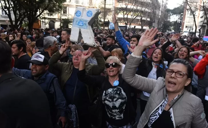 Sigue La Vigilia Frente A La Casa De La Vicepresidenta Cristina