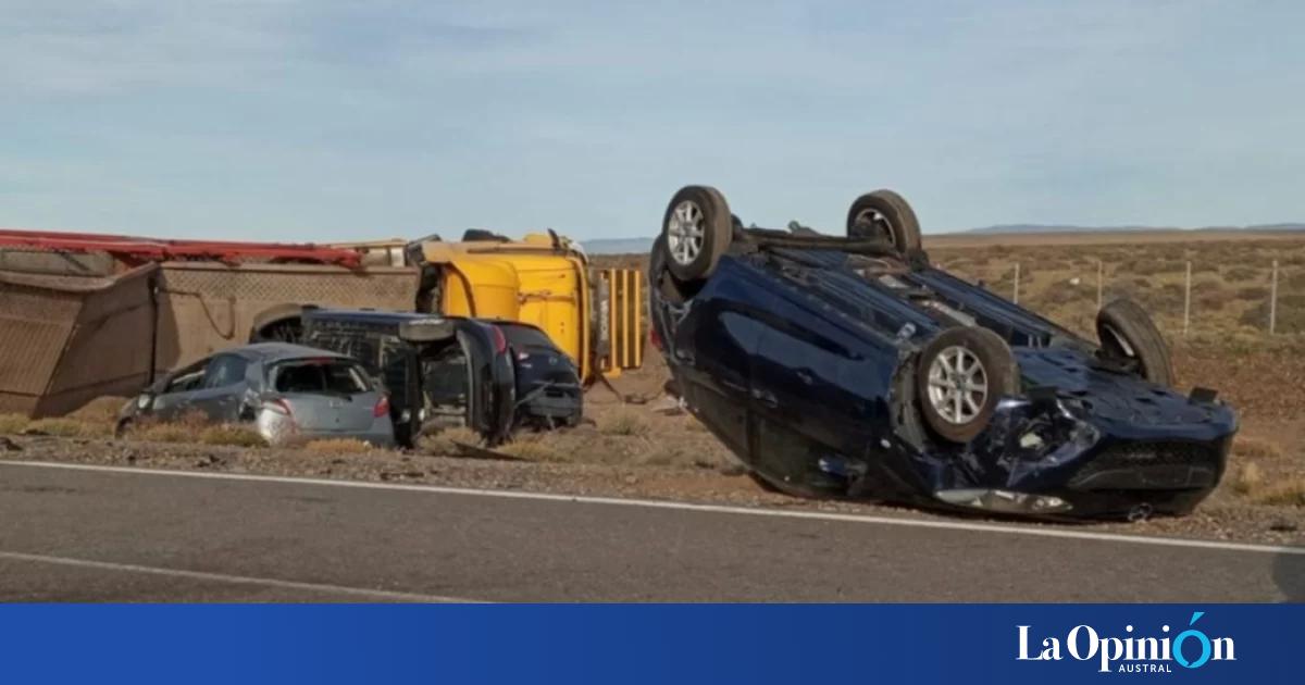 Impresionante camión mosquito pinchó y volcó con los 12 autos que