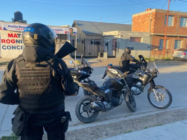 Detuvieron a un joven que conducía una moto robada y tenía pedido de