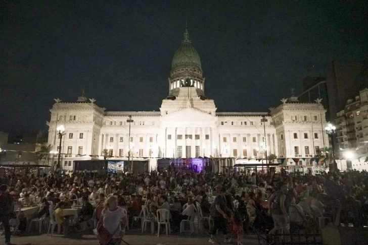 Más de 4 000 personas participaron de una cena solidaria de Navidad