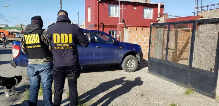 Dos hombres detenidos por incendiar vehículos en Río Gallegos La