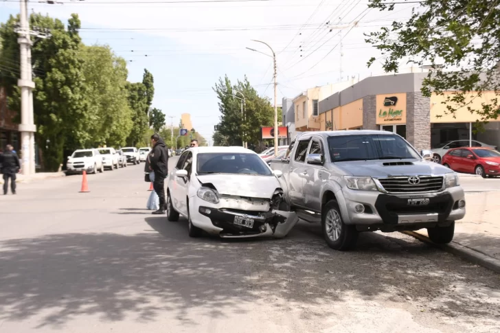 Fuerte Choque Entre Un Auto Y Una Camioneta En Pleno Centro De R O