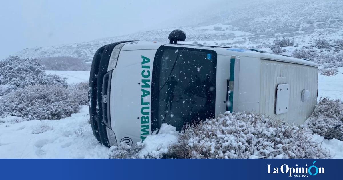 Volcó una ambulancia en Ruta N11 cerca de El Calafate La Opinión Austral