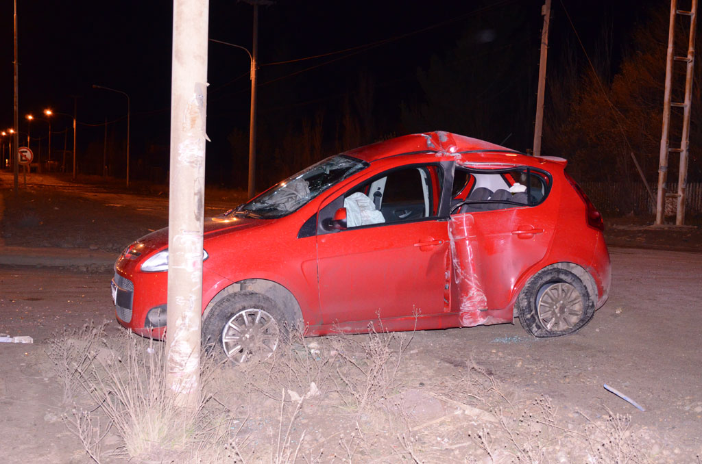 Perdió el control de su auto y terminó chocando un poste | La Opinión ...