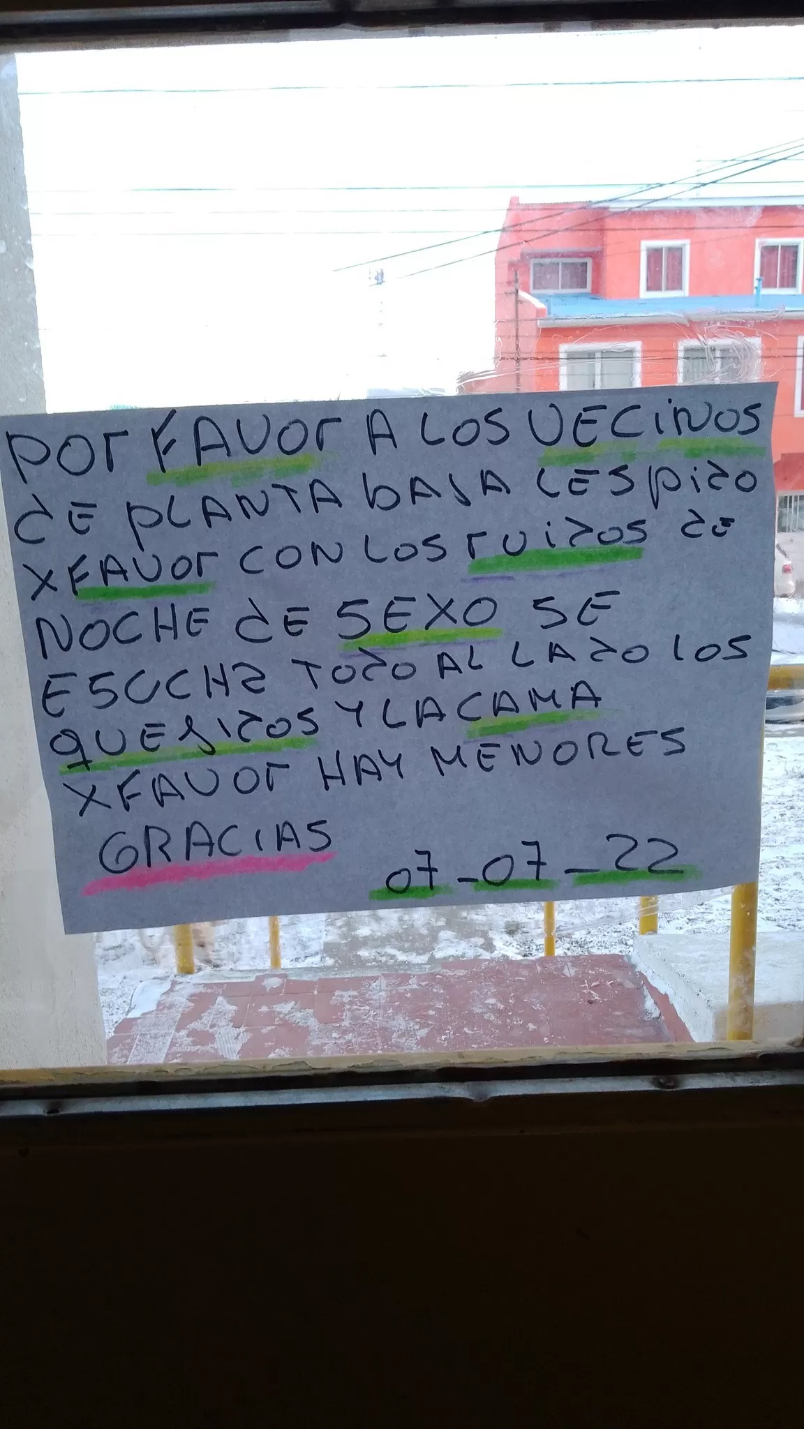 Se cansaron de los “ruidos de sexo” de su vecino y lo escracharon con un  cartel en la entrada del edificio | La Opinión Austral