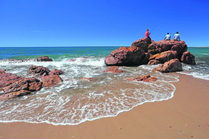 Vacaciones 2022: La playa roja de la Patagonia que encubre misterios de más de 500 millones de años