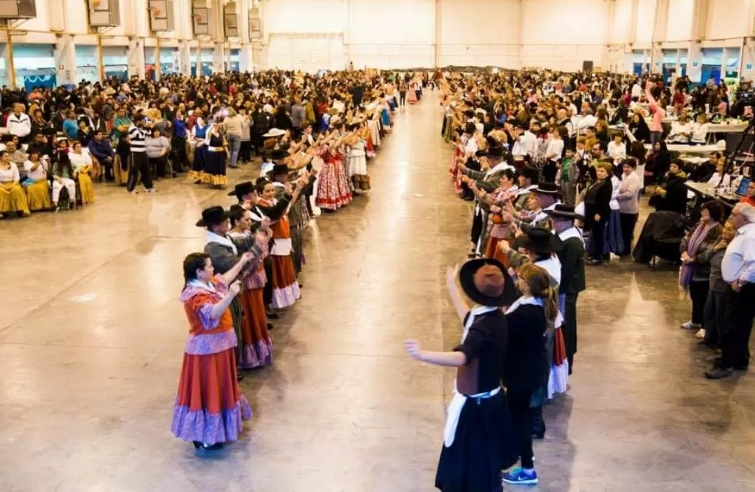 “Finde” a pura tradición en Comodoro Rivadavia por el Festival del Día Mundial del Folclore