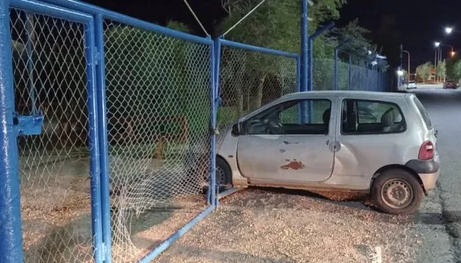 Perdió el control de su auto, chocó contra el cerco de un camping y no ...