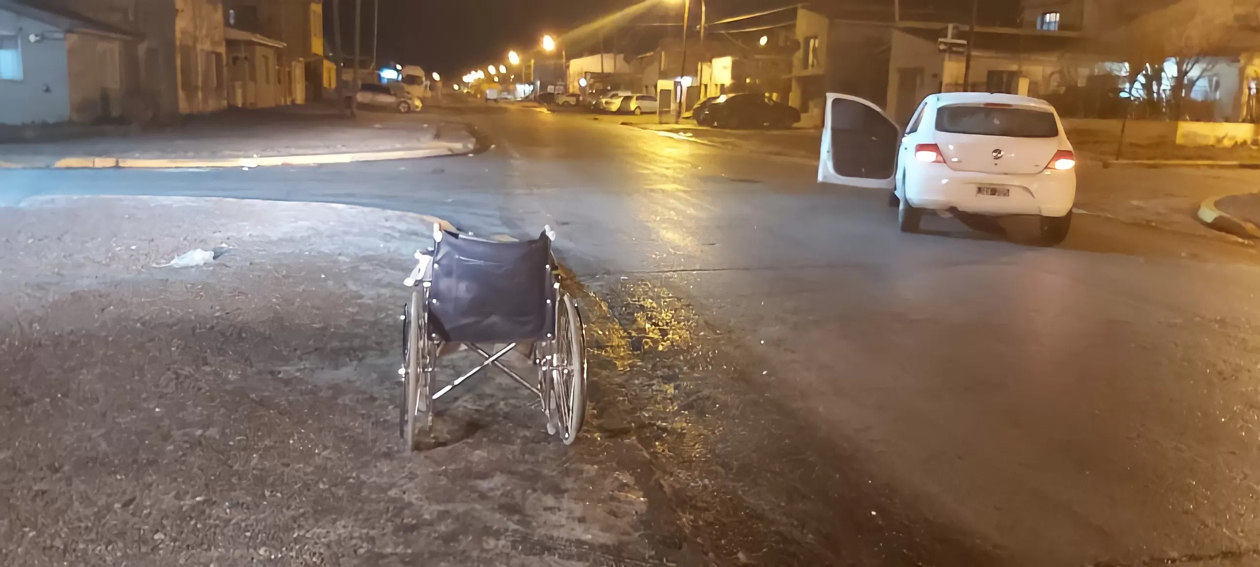 Barrio Belgrano: Cruzaba la calle en silla de  ruedas y un auto lo “tocó”