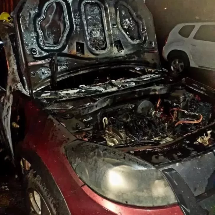 Un auto se prendió fuego en el Círculo Policial y alarmó a todo un barrio