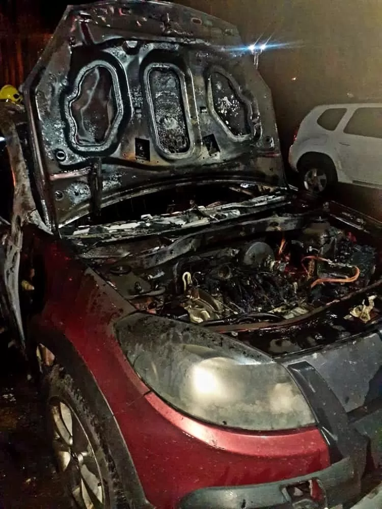 Un auto se prendió fuego en el Círculo Policial y alarmó a todo un barrio