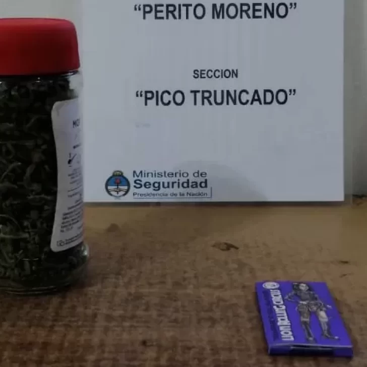 Hombre salió de Caleta Olivia con un frasco con cogollos de marihuana y lo atraparon