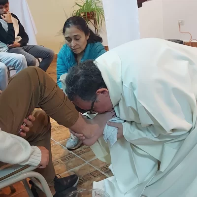 Jueves Santo: el Padre Cristian Desbouts realizó el lavado de pies a 12 jóvenes e instó a “servir desde lo más simple”