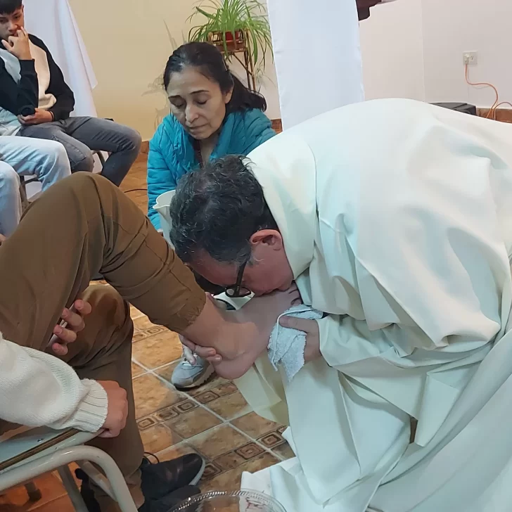 Jueves Santo: el Padre Cristian Desbouts realizó el lavado de pies a 12 jóvenes e instó a “servir desde lo más simple” Jueves Santo: el Padre Cristian Desbouts realizó el lavado de pies a 12 jóvenes e instó a “servir desde lo más simple”