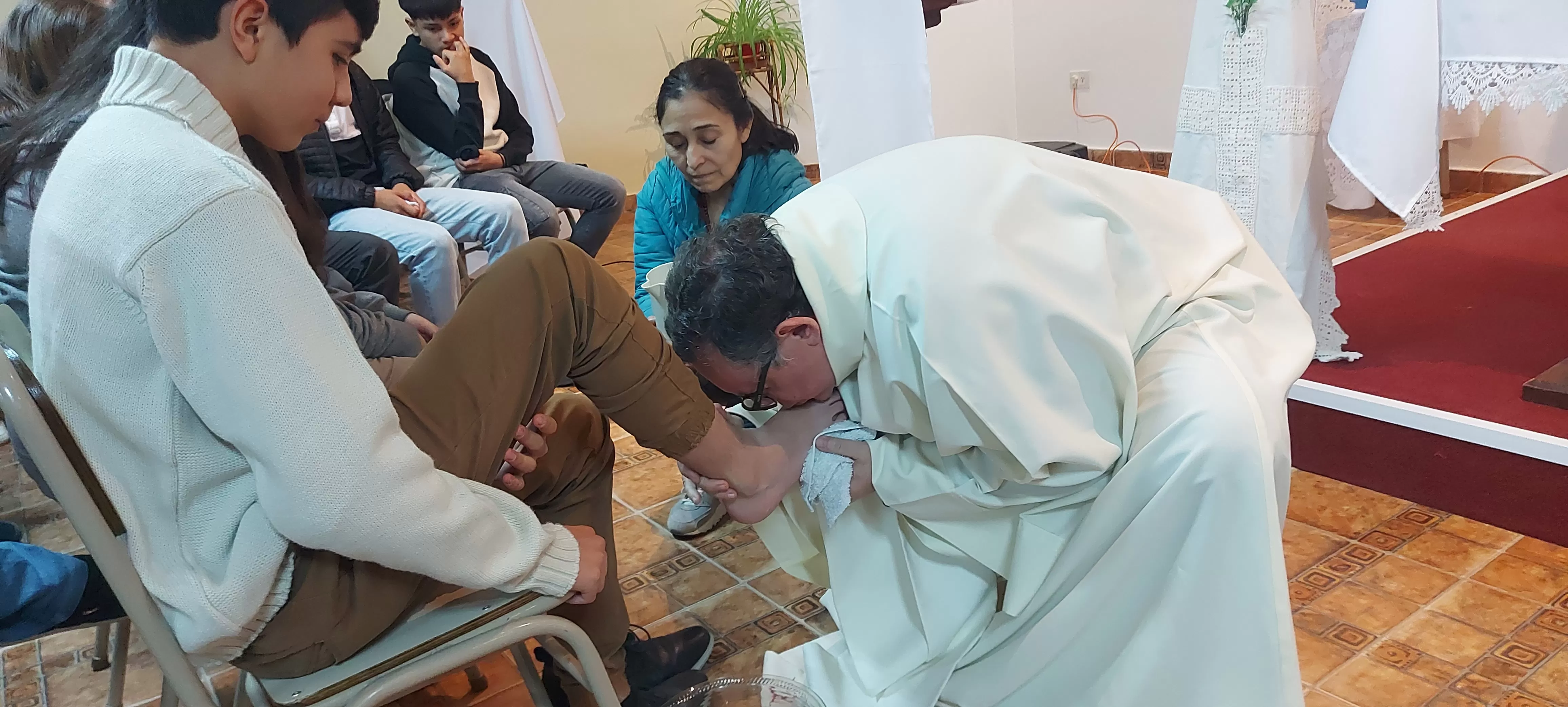 Jueves Santo: el Padre Cristian Desbouts realizó el lavado de pies a 12 jóvenes e instó a “servir desde lo más simple” Jueves Santo: el Padre Cristian Desbouts realizó el lavado de pies a 12 jóvenes e instó a “servir desde lo más simple”