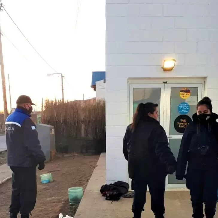 Discutió con su amigo, lo apuñaló y se entregó en la Comisaría Discutió con su amigo, lo apuñaló y se entregó en la Comisaría