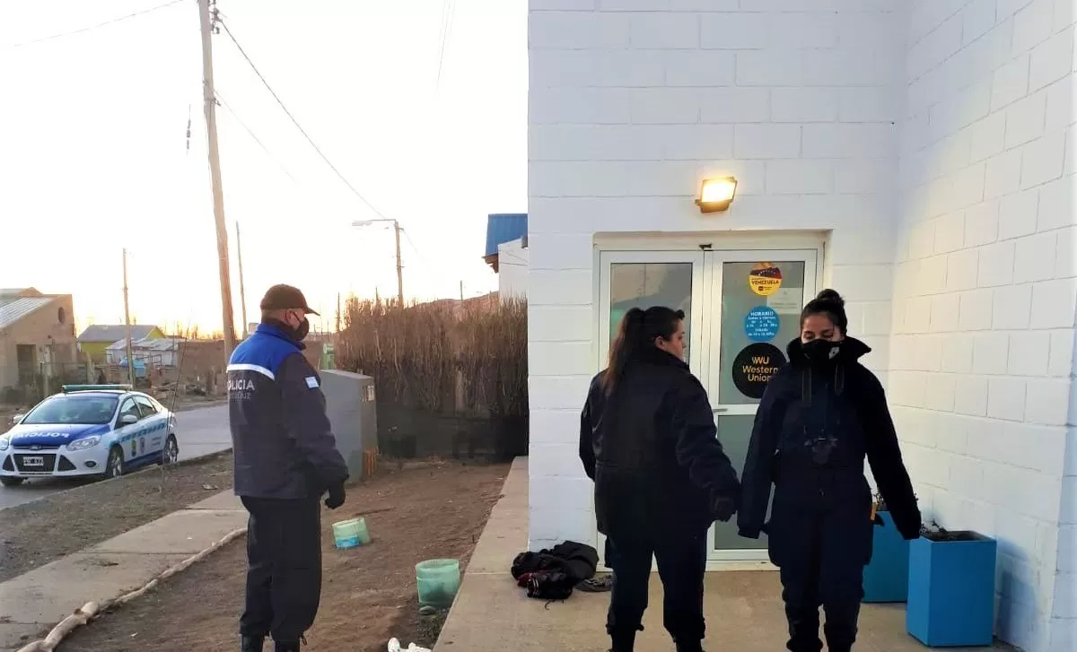 Discutió con su amigo, lo apuñaló y se entregó en la Comisaría Discutió con su amigo, lo apuñaló y se entregó en la Comisaría