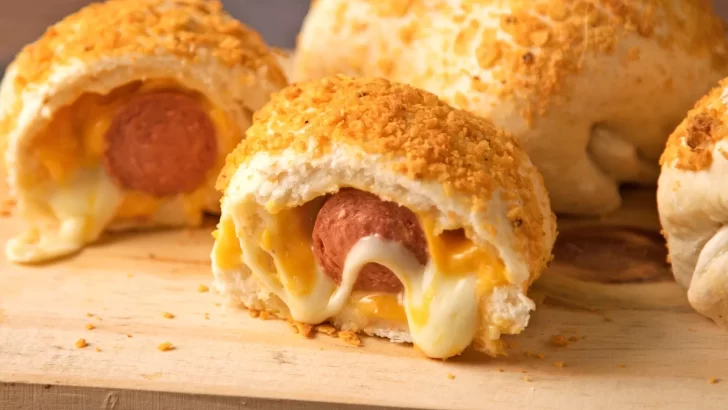 ¿Cómo hacer salchichas envueltas con queso? Una receta fácil y divertida para niños y adultos