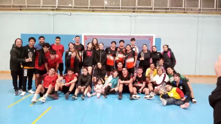 Torneo de handball: equipos de Caleta Olivia apoyaron a la selección de Menores