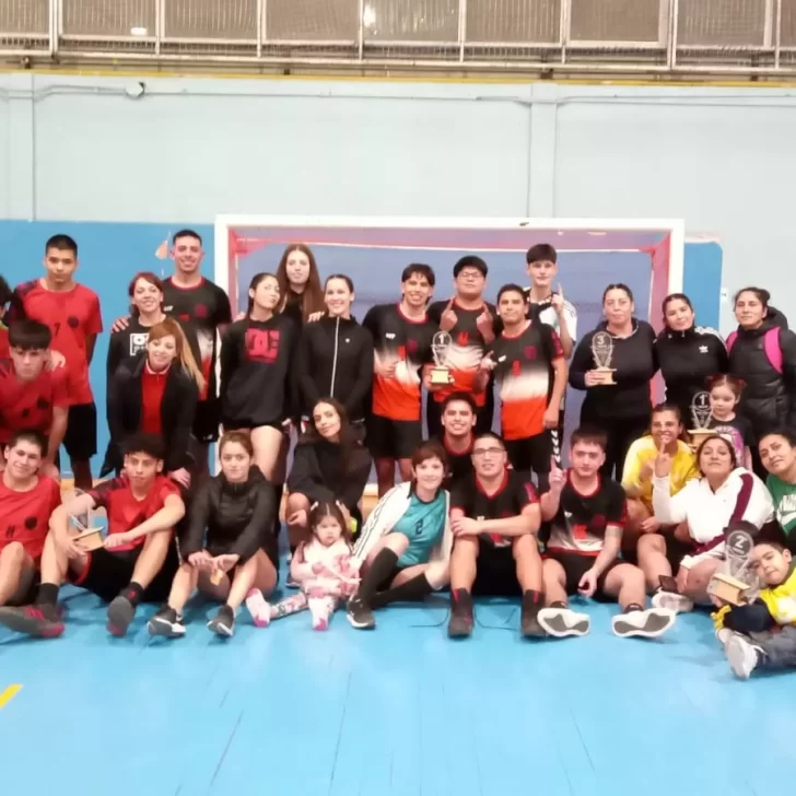 Torneo de handball: equipos de Caleta Olivia apoyaron a la selección de Menores