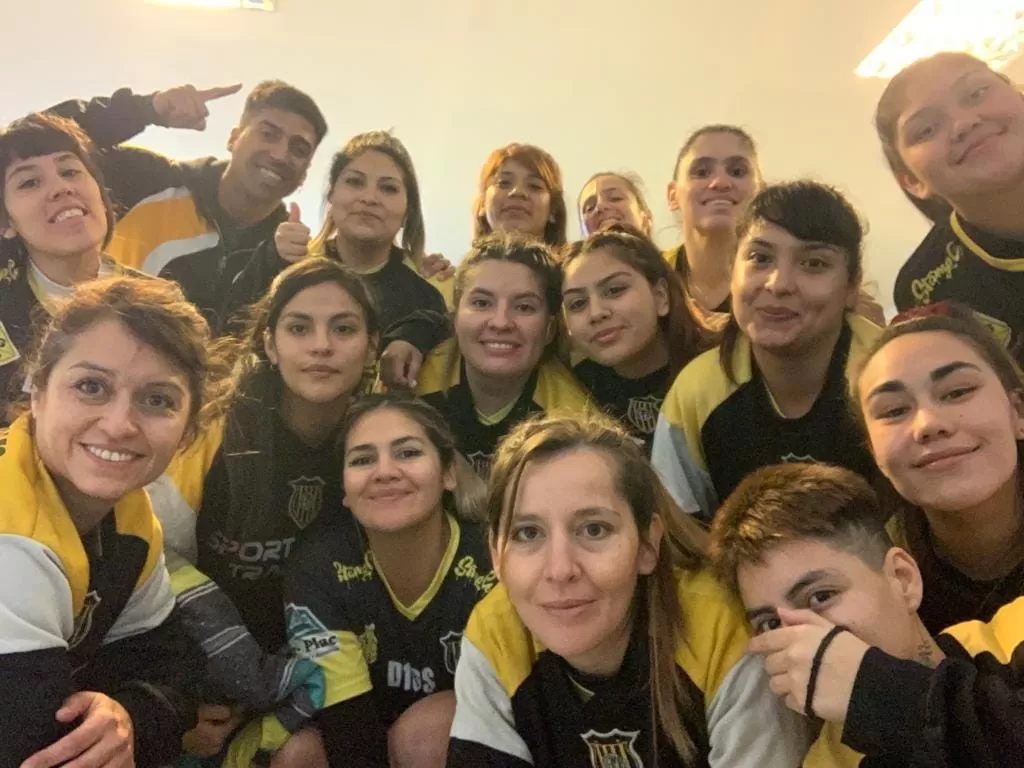 Fútbol femenino. Marcelo Rosales afrontará el hexagonal patagónico en Bariloche y sueña con la clasificación Fútbol femenino. Marcelo Rosales afrontará el hexagonal patagónico en Bariloche y sueña con la clasificación