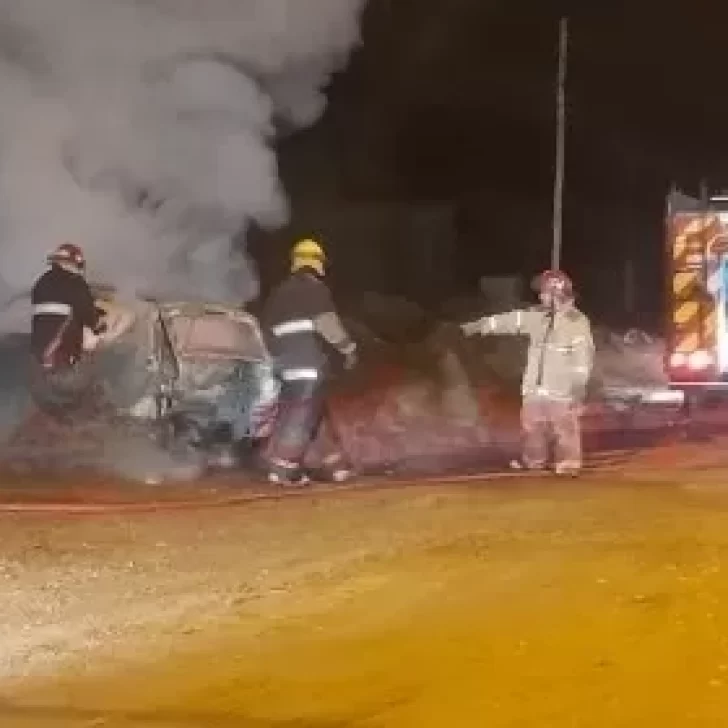 Un auto fue consumido por las llamas e investigan las causas: tenía la batería desconectada