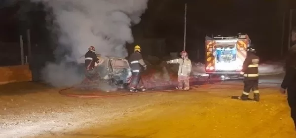 Un auto fue consumido por las llamas e investigan las causas: tenía la batería desconectada