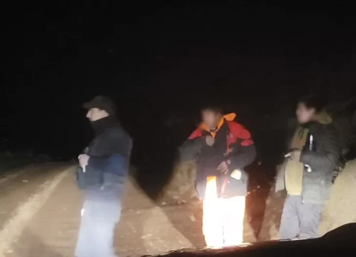 Su camión quedó atascado, caminaron durante horas en la nieve soportando temperaturas bajo cero hasta que los rescataron