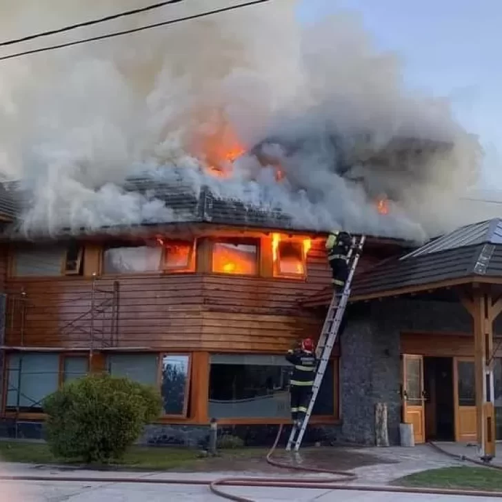 Esquel: Un grave incendio destruyó la conocida Hostería El Coirón