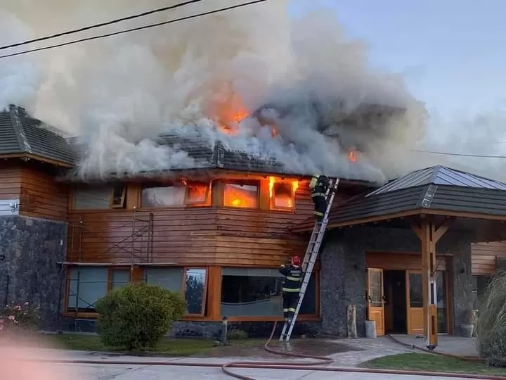 Esquel: Un grave incendio destruyó la conocida Hostería El Coirón