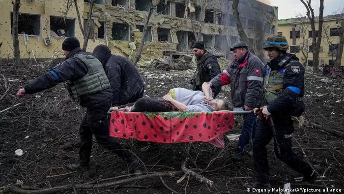 Murió la joven embarazada que fue fotografiada en una camilla tras el bombardeo ruso al hospital materno en Ucrania