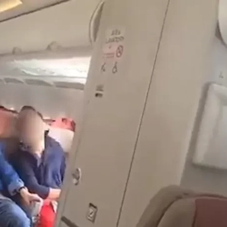 Un pasajero abrió la puerta de emergencia de un avión en el aire: hay 12 heridos