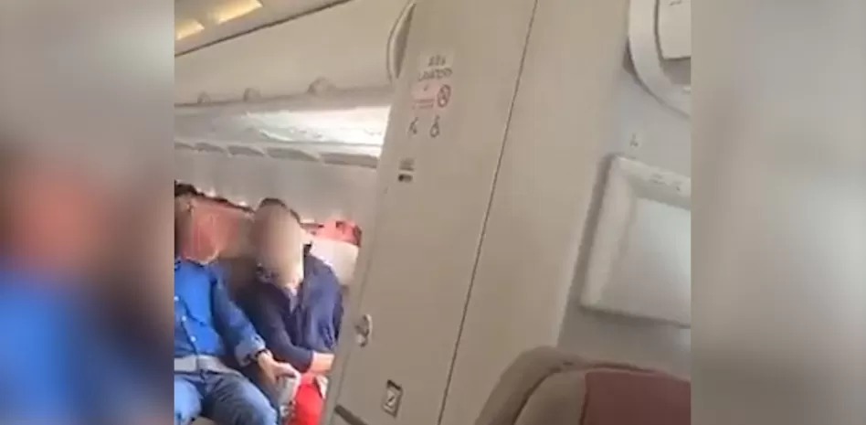 Un pasajero abrió la puerta de emergencia de un avión en el aire: hay 12 heridos