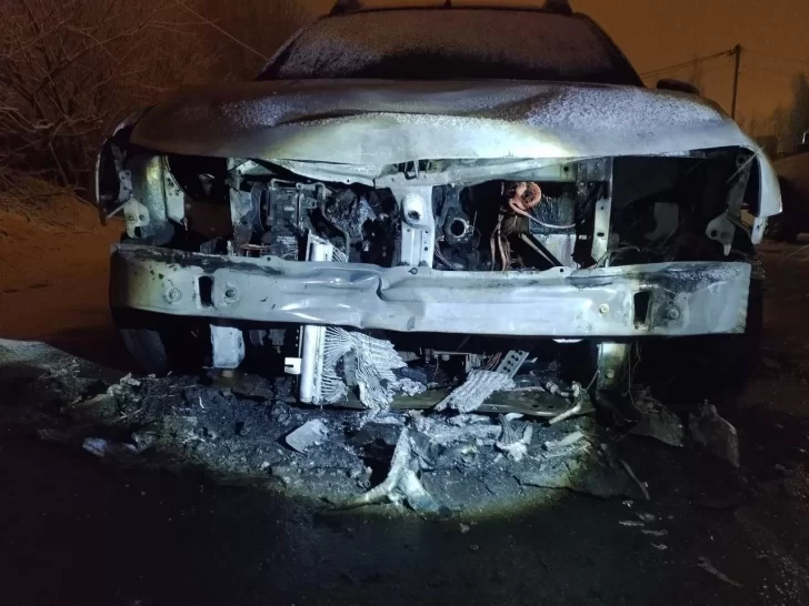 Un vehículo recibió un fuerte impacto y se incendió en El Calafate