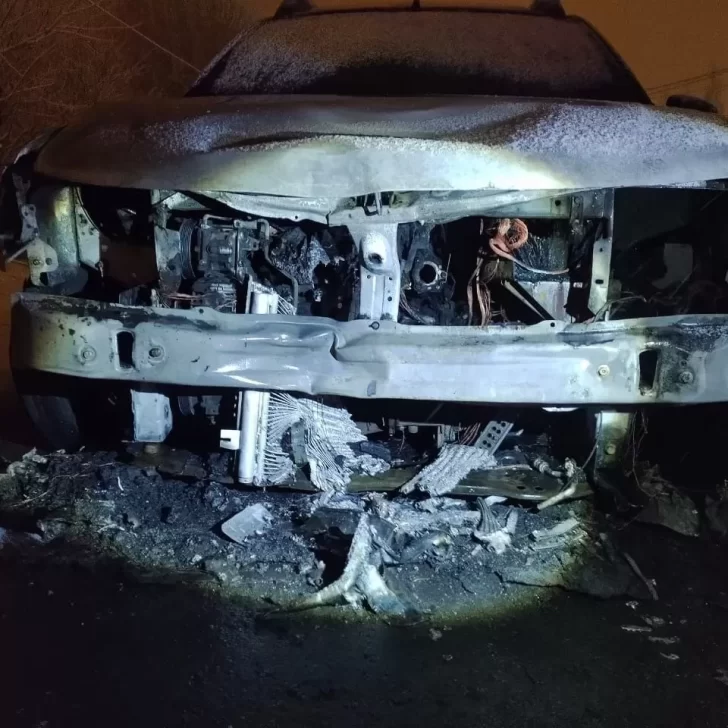 Un vehículo recibió un fuerte impacto y se incendió en El Calafate Un vehículo recibió un fuerte impacto y se incendió en El Calafate