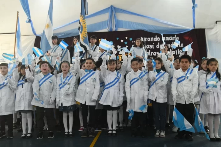 Alumnos de la Escuela N° 61 hicieron la promesa a la bandera mirando a las Malvinas