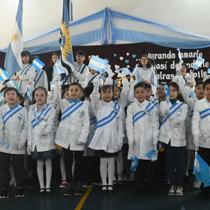 Alumnos de la Escuela N° 61 hicieron la promesa a la bandera mirando a las Malvinas