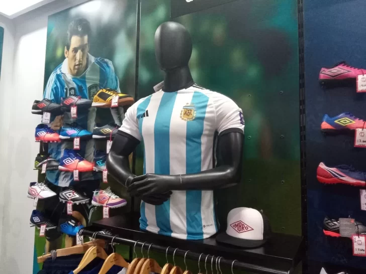 Video. Qatar 2022: cuánto cuesta la camiseta de Argentina en Río Gallegos
