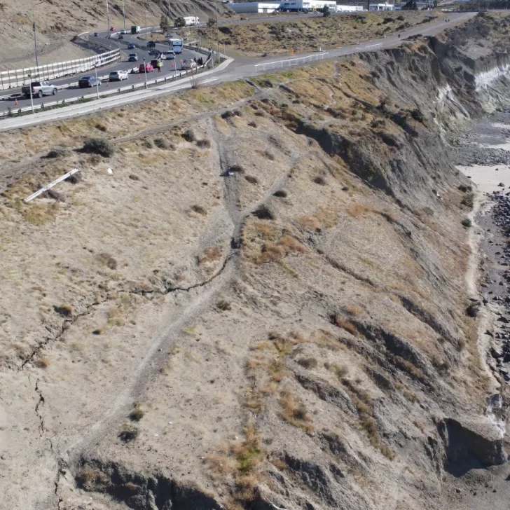 Cortaron Ruta 3 por las grietas en cerro Chenque: “El colapso ya está iniciado, falta ver cuando todo esto se caiga”