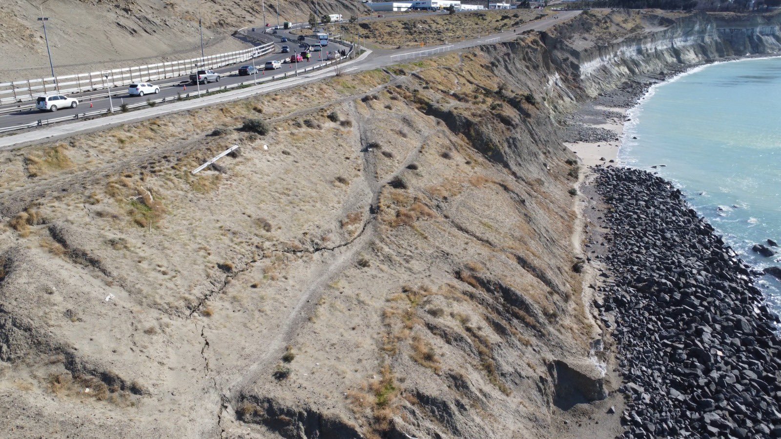 Cortaron Ruta 3 por las grietas en cerro Chenque: “El colapso ya está iniciado, falta ver cuando todo esto se caiga”