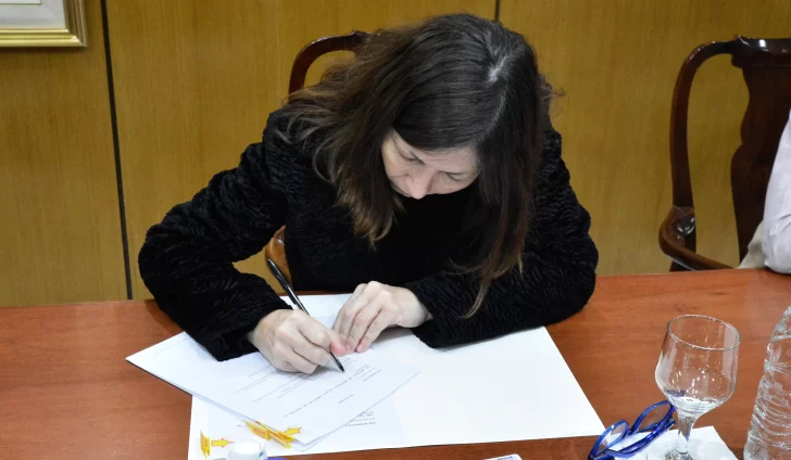 En su último día como ministra, Batakis usó la lapicera en Santa Cruz