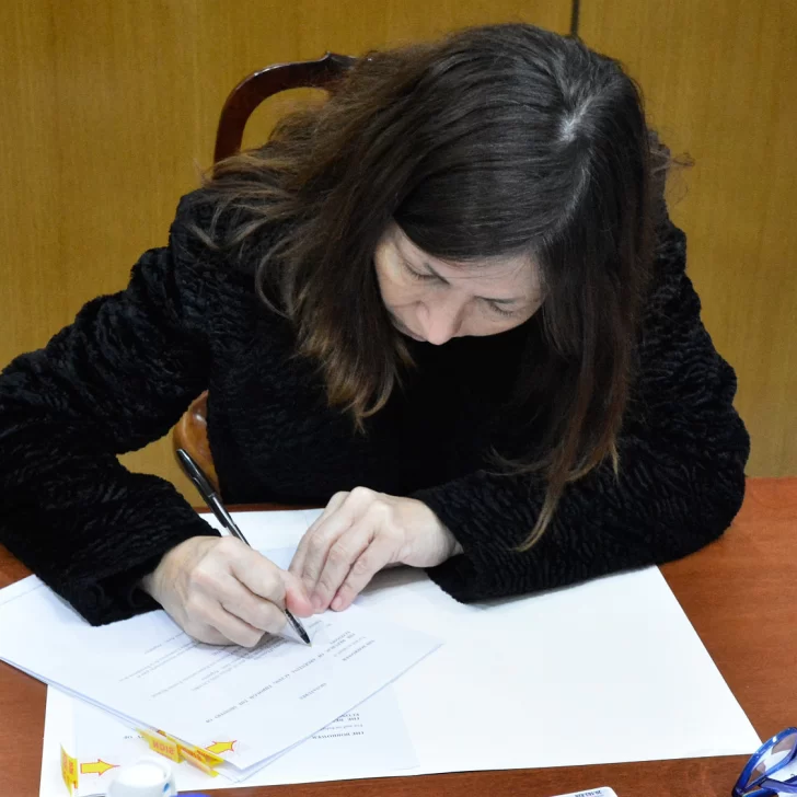 En su último día como ministra, Batakis usó la lapicera en Santa Cruz