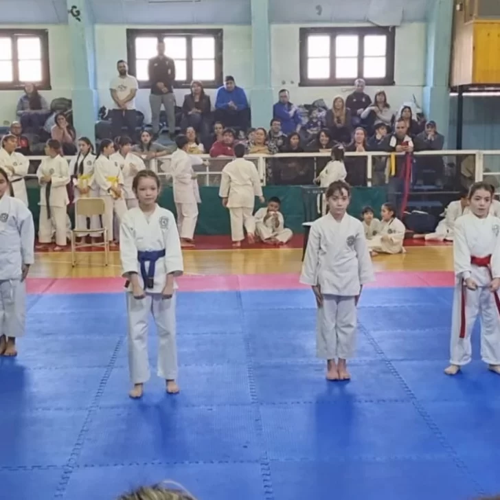 Escuela de karate en Río Gallegos: alumnos de Francisco Cárdenas sumaron podios en el torneo de Río Turbio