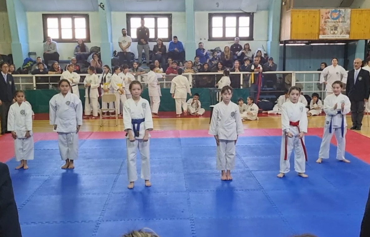 Escuela de karate en Río Gallegos: alumnos de Francisco Cárdenas sumaron podios en el torneo de Río Turbio