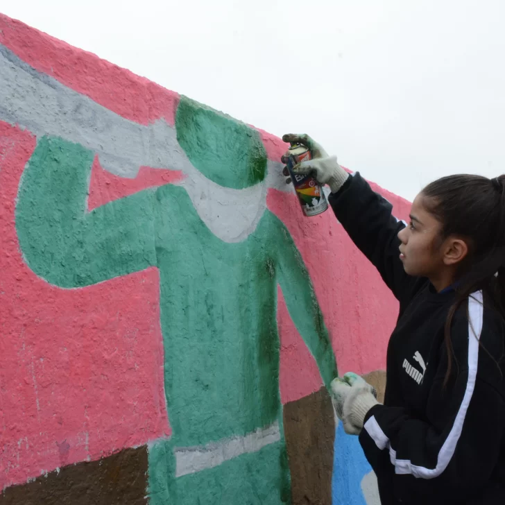 ¿Quién es Kiara? Tiene 12 años y pinta un mural en homenaje a las Malvinas ¿Quién es Kiara? Tiene 12 años y pinta un mural en homenaje a las Malvinas